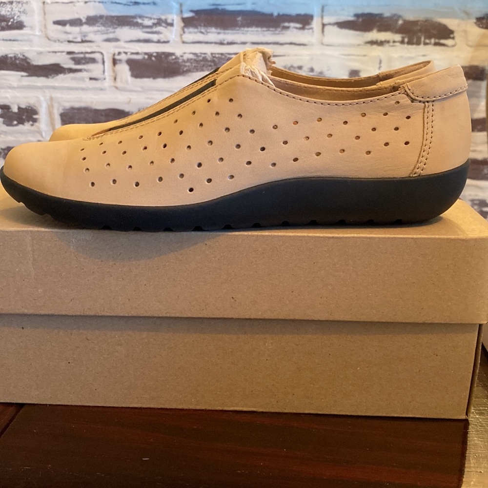 Nib Pair Of Clarks Perforated Nubuck Leather Shoe… - image 6